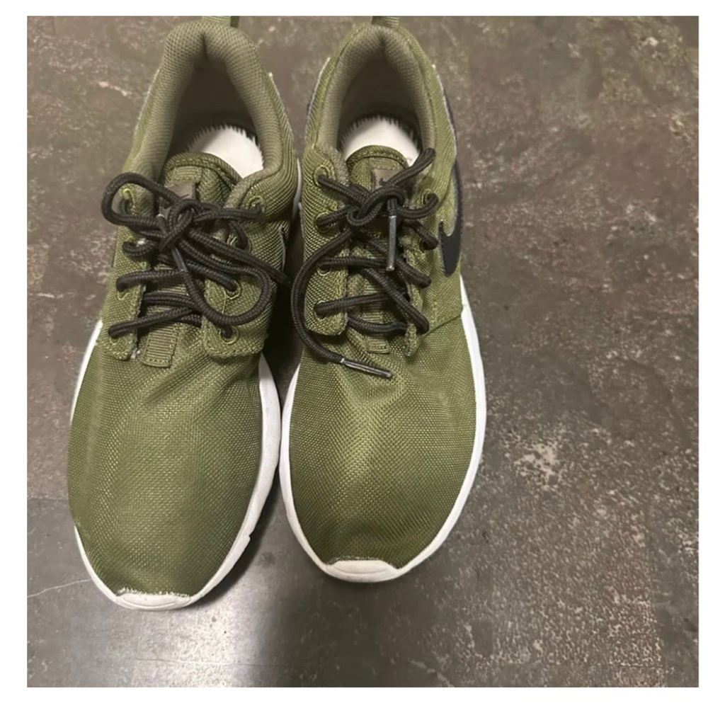 Jr 4 .5  green workout running shoe sneaker .
